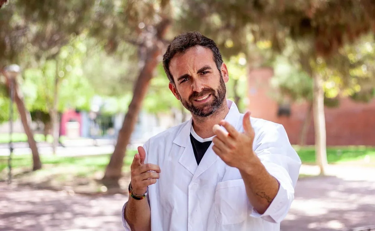 Santi García Cremades con bata blanca en un entorno al aire libre