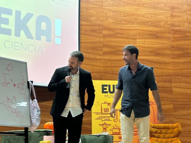 Santi García Cremades presentando EUREKA! en un escenario cultural