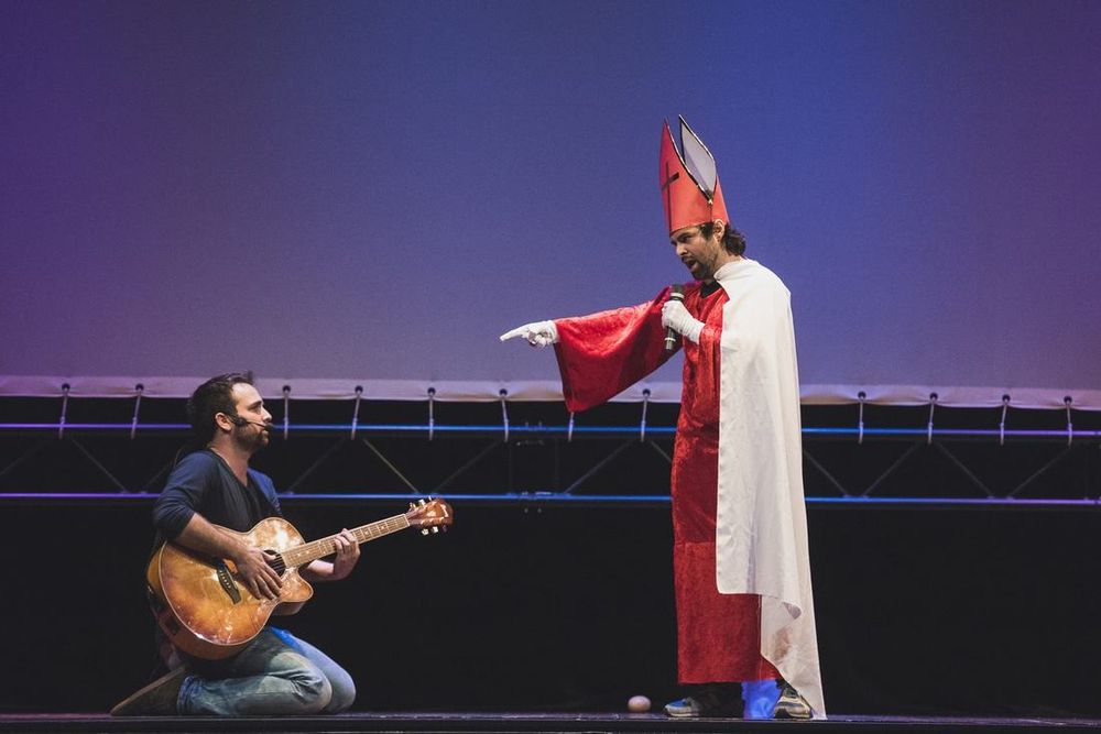 Actuación con guitarra en un escenario teatral