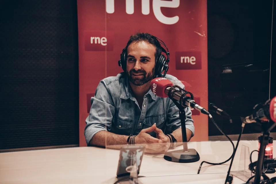 Santi García Cremades ante el micrófono de RNE