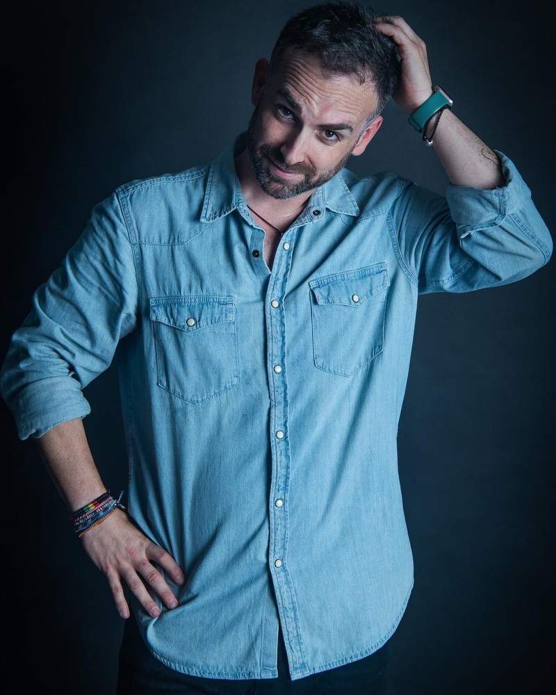 Santi García Cremades, sonriendo con camisa vaquera azul