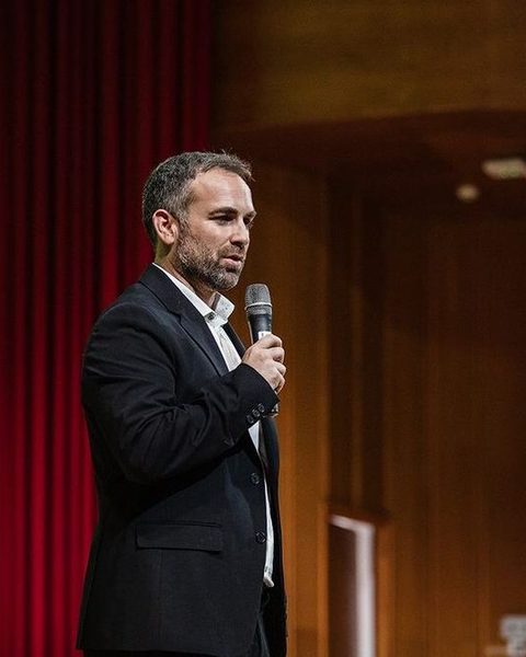 Santi García Cremades presentando con un micrófono en el escenario