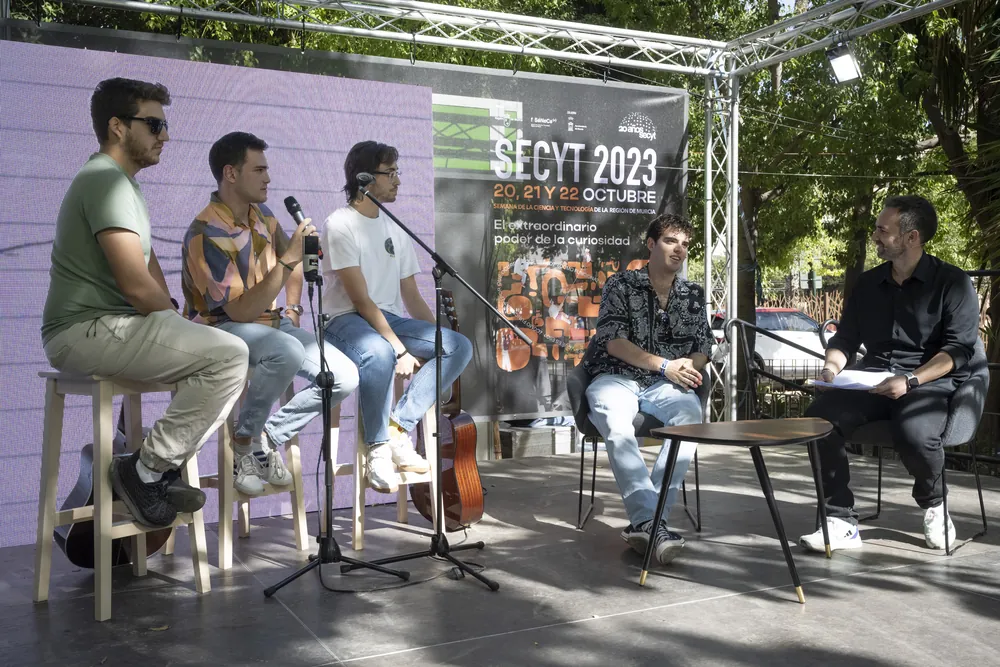 Santi García Cremades moderando una mesa con cuatro invitados en la Semana de la Ciencia y la Tecnología de la Región de Murcia